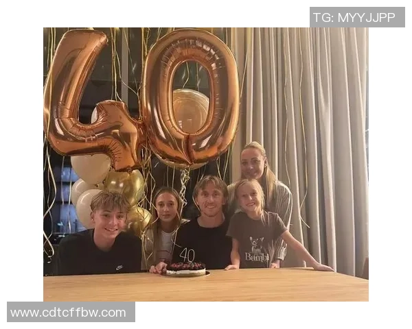 哪个足球明星亲自为儿子庆祝生日引发热议与感动